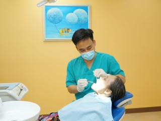 Vì sao người lớn tuổi cần kiểm tra răng định kỳ dù đã mất răng?